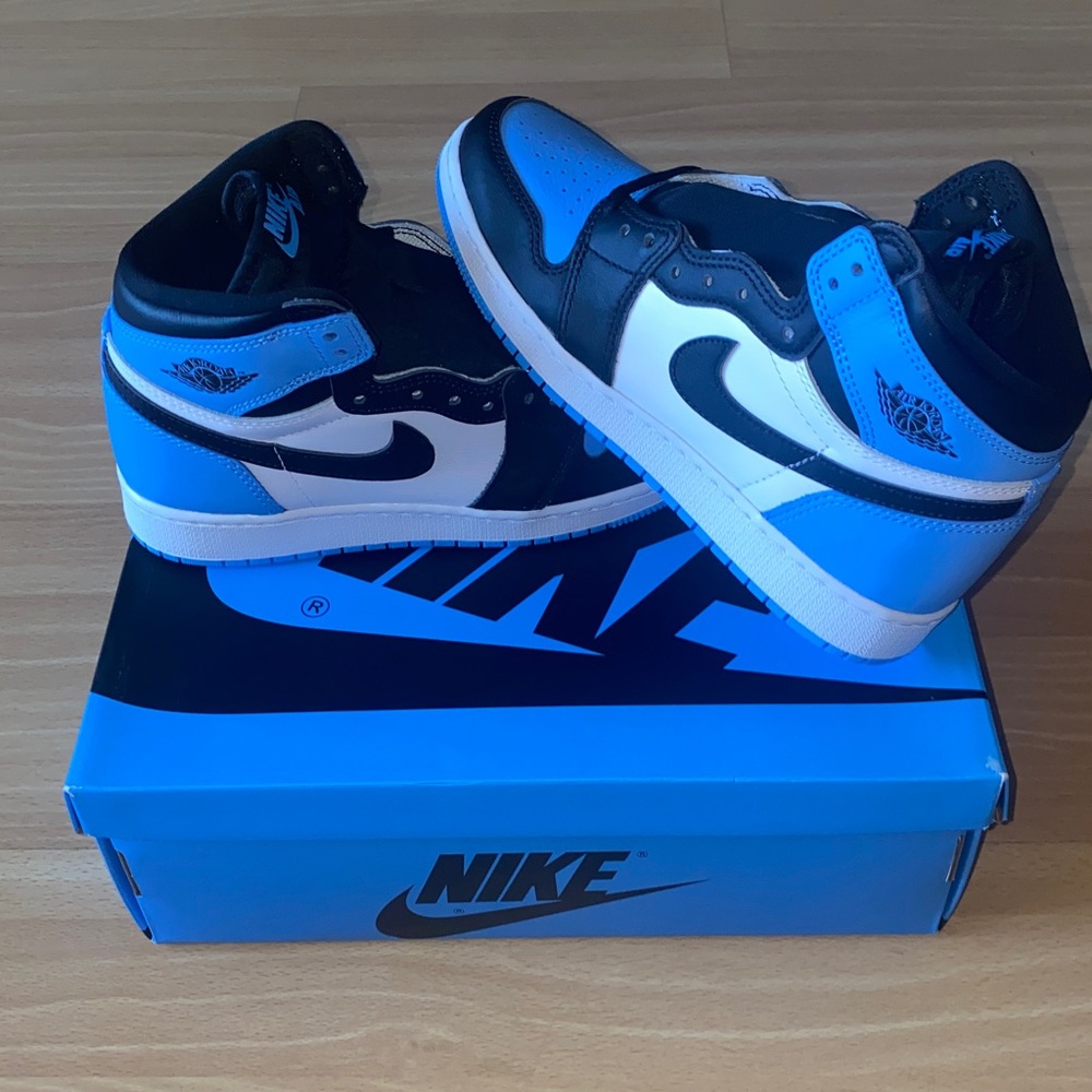 JORDAN 1 RETRO HIGH OG (GS)
“UNC Toe” ~ Size: 6.0Y,  Light Blue/White/Black ~NWT